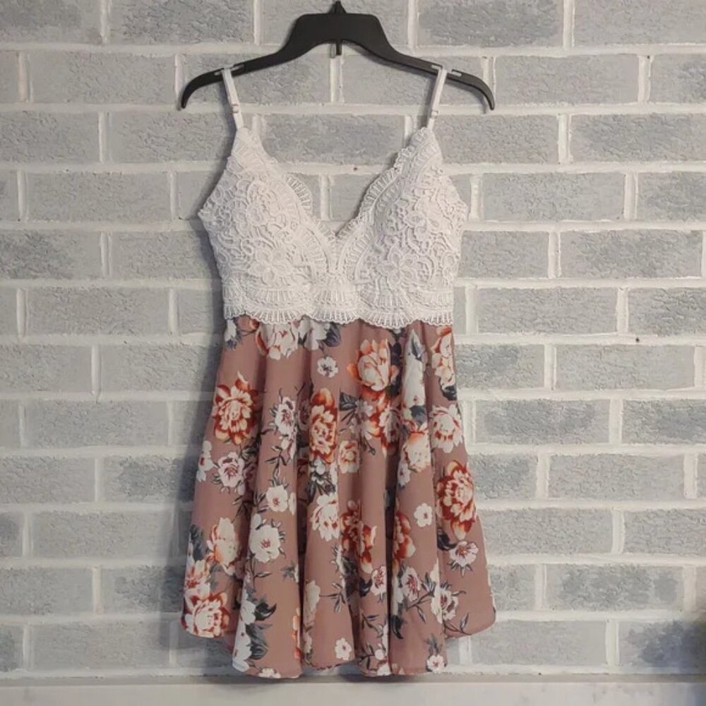 Haute Monde Women's V-Neck Floral White Crocheted Top Dress Size Small